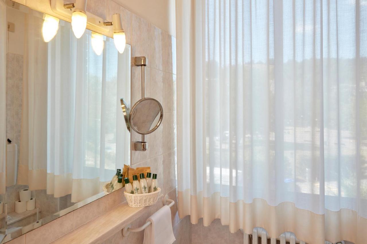 Hotel Plaza Tabiano Terme ภายนอก รูปภาพ