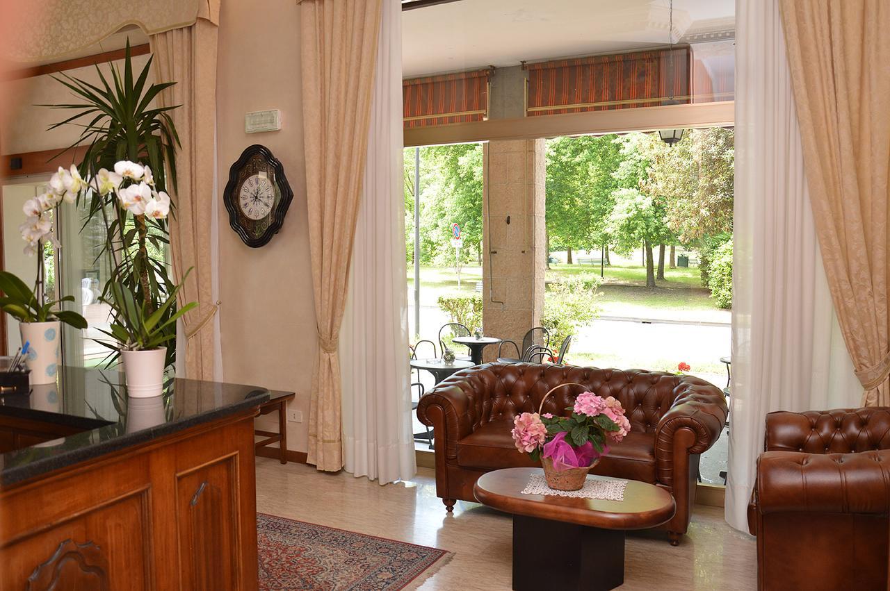 Hotel Plaza Tabiano Terme ภายนอก รูปภาพ